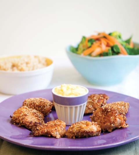 CHICKEN NUGGETS MED CURRY- OCH ÄPPELDIPP RECEPT Ca 30 min Nuggets 700 gram tinad kycklinginnerfilé/ majskycklingbröst tsk paprikapulver* ägg* kryddburk sesamfrön ½ dl ströbröd* 3 msk olivolja* Sås