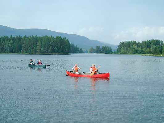 KANOTSAFARI Paddla kanot i den vackra naturen i forsar, åar och sjöar. Möjligheterna är många allt från kortare i sjön till flerdygnsturer med övernattning. Pris 400:-/person. 2-dagars inkl.