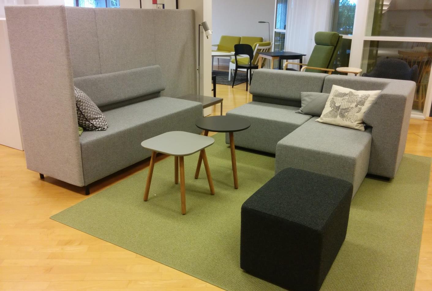 ONE MODULAR SOFA SYSTEM Caférygg. Bygger endast 5cm där utrymmet är snålt, ger totaldjup 63 cm. Kan kompletteras med One Wall 