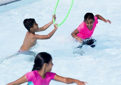 Plask, lek och simskola på populära Gamlegårdsbadet Gamlegårdsbadet fortsätter att locka stora och små badsugna både soliga och mindre soliga dagar. Två veckor till, sedan är de garanterat simkunniga!