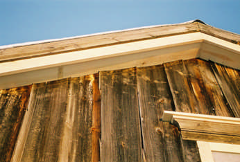 Kornladans D-vägg innan restaurerin g (bild nr04m 095/24). Den inklädda takfoten på D-vägg.