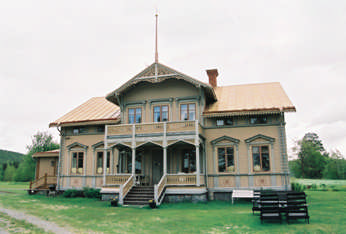 Historik Huvudbyggnaden på Aspnäsets gård i byn Skyttmon uppfördes sannolikt 1874 efter Charles Emil Löfvenskiölds typritningar. Byggmästare var P.A. Eklund, som också utförde golv- ochtakmålningar.