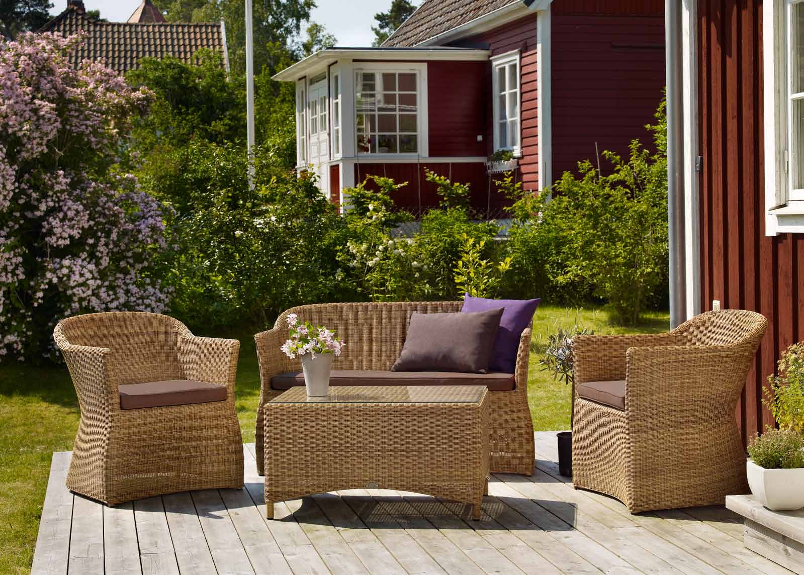 KONSTROTTING/WICKER Eva Exklusiv 2-sitsgrupp med mjuka former. Flätad i 2,5 mm vackert naturfärgad konstrotting på aluminiumstomme. Bruna dynor i olefintyg ingår i gruppen.