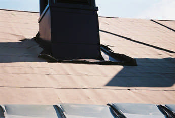 På det norra takfallet var plåttaket skivfalsat (08m031/18).