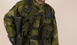 Slinga Bild 25 Slinga Fäst karbinhakarna på vapenremmen i kolvfästet på vapnet.