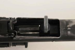 11.4. Patronlägeslås För att förhindra att stulet vapen brukas har patronlägeslås införts. Innan det monteras skall vapnet ha svalnat och vara väl rengjort.