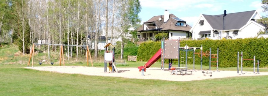 Åviksstigen är en mycket liten lekplats som ligger inträngd i slutet av en liten återvändsgata. Lekparken är i dåligt skick och avvecklas i samband med att lekplatsstråket läng med Lagan uppförs.