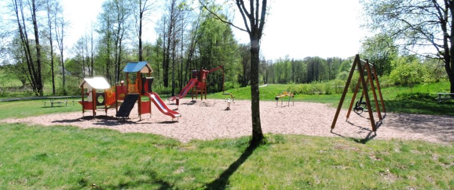 Västra strand Västra strands lekplats är bra placerad vid närheten till Hjortsjön. Viss ombyggnad skulle kunna lyfta platsen ytterligare.