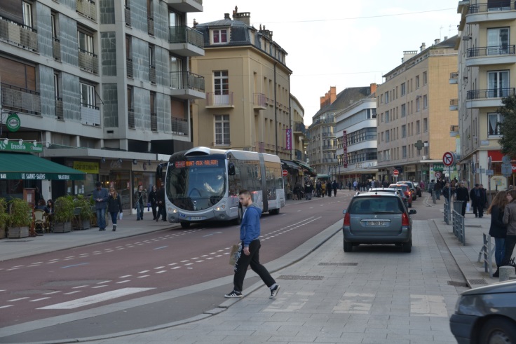 VIKTIGA SYSTEMEGENSKAPER Ø Ø Ø Ø Ø Ø Lätt att förstå och använda Hög synbarhet i stadsmiljön, egen identitet, design och varumärke Hållplatser, anslutningsvägar och stadsmiljö med hög