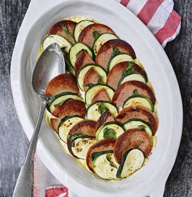 Recept 2 35 minuter Zucchini och spenat med falukorv Ugnsfalu med grönsaker i smarrig sås.