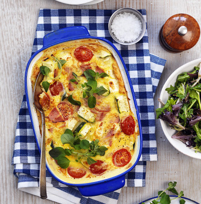 Recept 4 40 minuter Ugnsomelett med rökt skinka Omeletten sköter sig själv i ugnen när du fixar dukningen.