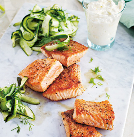 Recept 2 30 minuter Laxfilé med zucchinisallad och majrova Bra att ha hemma: salt, svartpeppar och olivolja Potatis Majrova, skalad och tärnad Zucchini Citron, finrivet skal och saft Dill, hackad