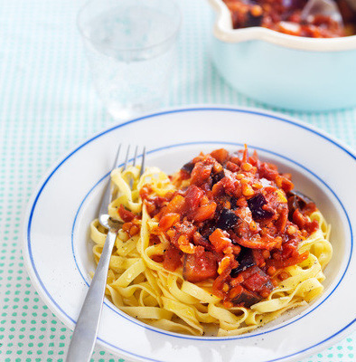 Recept 3 25 minuter Bönpasta med vitlöksdoftande aubergine- och tomatsås Bra att ha hemma: salt, svartpeppar, olivolja och vitlök Rödlök, hackad Vitlöksklyfta, riven Aubergine, tärnad Krossade