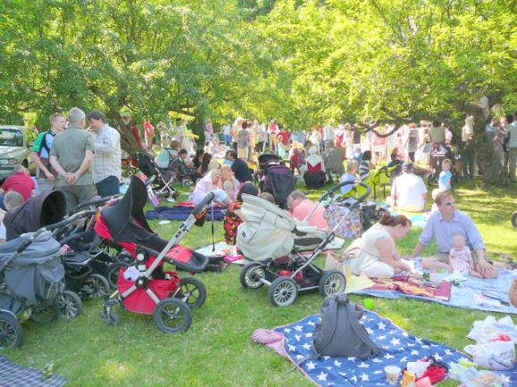 Referatet om midsommarfirandet fortsätter här. Föreningen tackar för alla grindslantar som lades i krukorna vid inpasseringarna.
