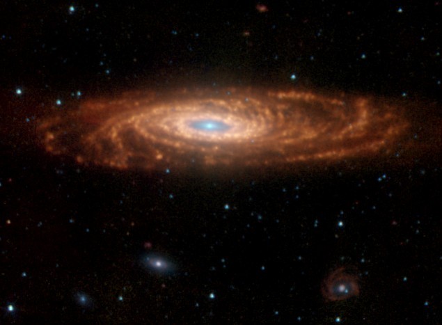 Galaxen svänger runt liksom ett hjul av upplyst rök och röken det är stjärnor. Det är solrök.