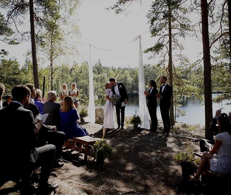 -- 3 -- Augusti 2015 brudparet iväg från Flisenberg i båt. Bröllopsfesten hölls i Schenströmska Herrgården. Två underbara arrangemang som vår kära klubbstuga har varit värd för!