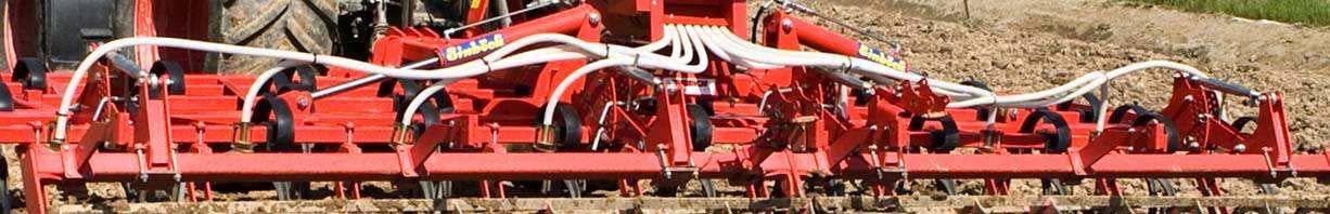 3.3 Montering på traktor För att montera maskinen på en traktor krävs ett trepunktsfäste som kan beställas som tillbehör från APV! Man bör använda skruvar med en diameter på 12 mm och kvalitet 8.