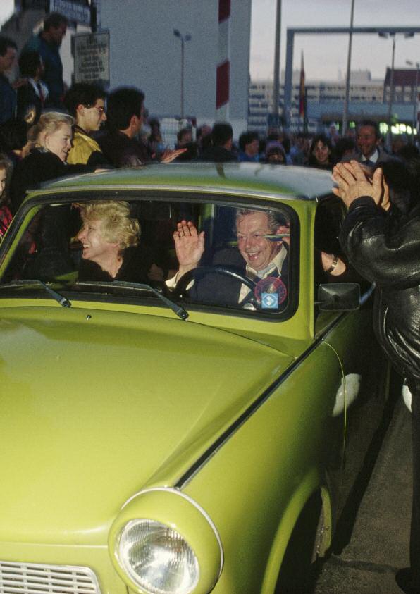 Peter Turnley/Corbis/Scanpix a marknaderna Vid midnatt den 9 november 1989 öppnades de första övergångarna längs med