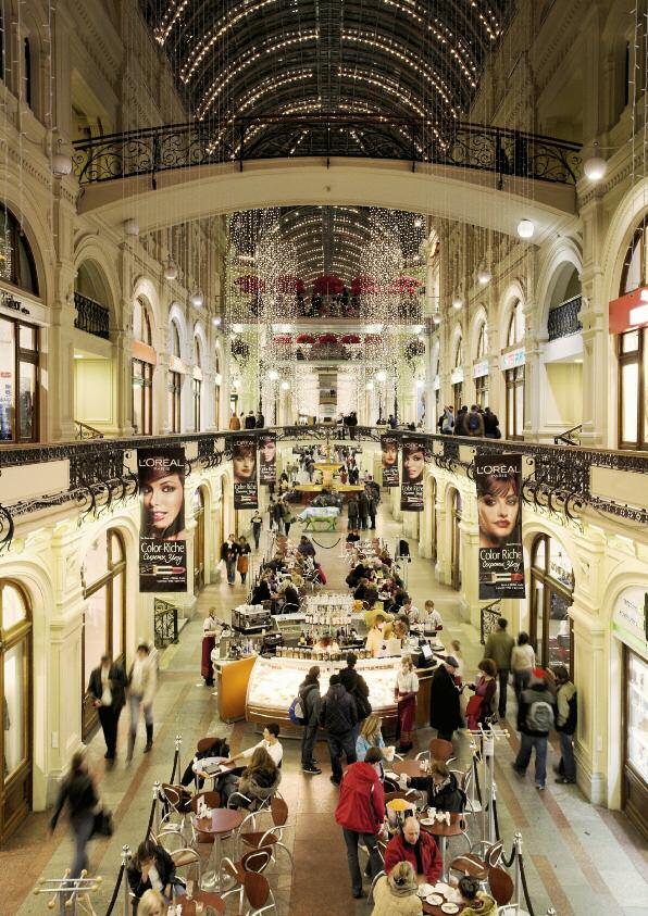 Moskva är idag ett shoppingparadis. Det tidigare statsägda varuhuset GUM har blivit en välbesökt shoppinggalleria.
