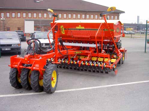 18 John Deere kultivator Redskapet arbetade med ett djup på 4 cm med tallrikarna och 15 cm med pinnarna.