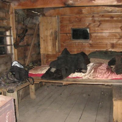 UPPEHÄLLE - Camp Kurgan CAMP KURGAN Inkvarteringen kan variera från revir till revir, men generellt är det ganska komfortabla stugor byggda av trä, eller lokala jakthus som ligger på själva