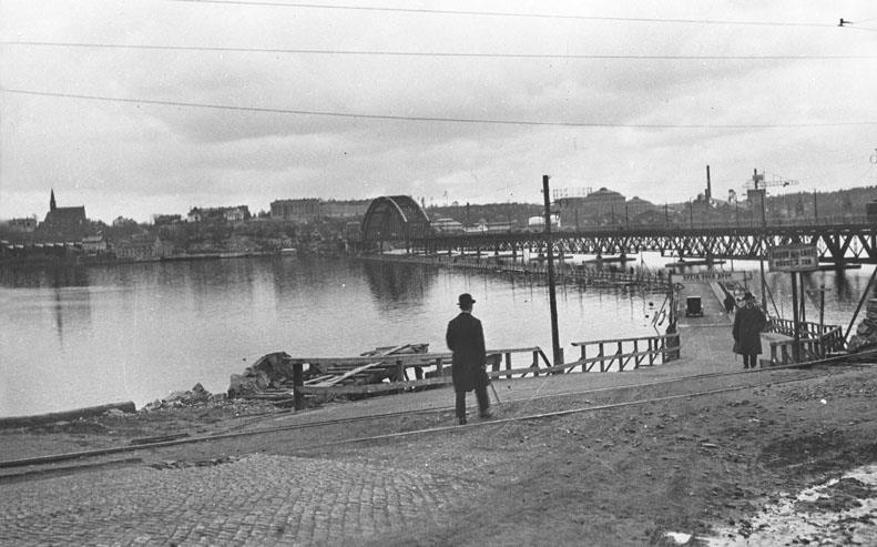 75 Figur 25. Bild från år 1924 på Gamla Lidingöbron under uppbyggnad med intilliggande gångbro.