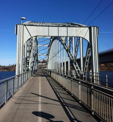 78 Figur 27. Gamla Lidingöbrons bågspann sticker upp över Lidingöbron (Bild: Lidingö stad).
