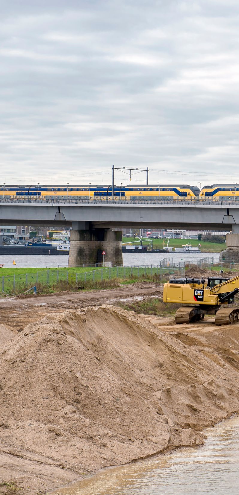 Funktioner på 340F LRE/352F LRE Grävmaskin med lång räckvidd Cat 340F LRE Grävmaskin med lång räckvidd och Cat 352F LRE Hydraulgrävmaskin med lång räckvidd är byggda för att förbättra dina