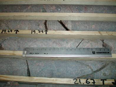 Borrkärnor (Fig. 2.3) från Kv123 har möjliggjort klassificering av berget enligt RMR. Avsaknaden av hällar i området där tunneln planeras omöjliggör en rättvis klassificering enligt Q-systemet.