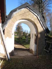 Från församling och pastorat På Seglora kyrkogård renoveras de fina gamla stigluckorna (portarna). Väder och vind sliter hårt på dessa varför Kyrkonämnden beslutat om en renovering.