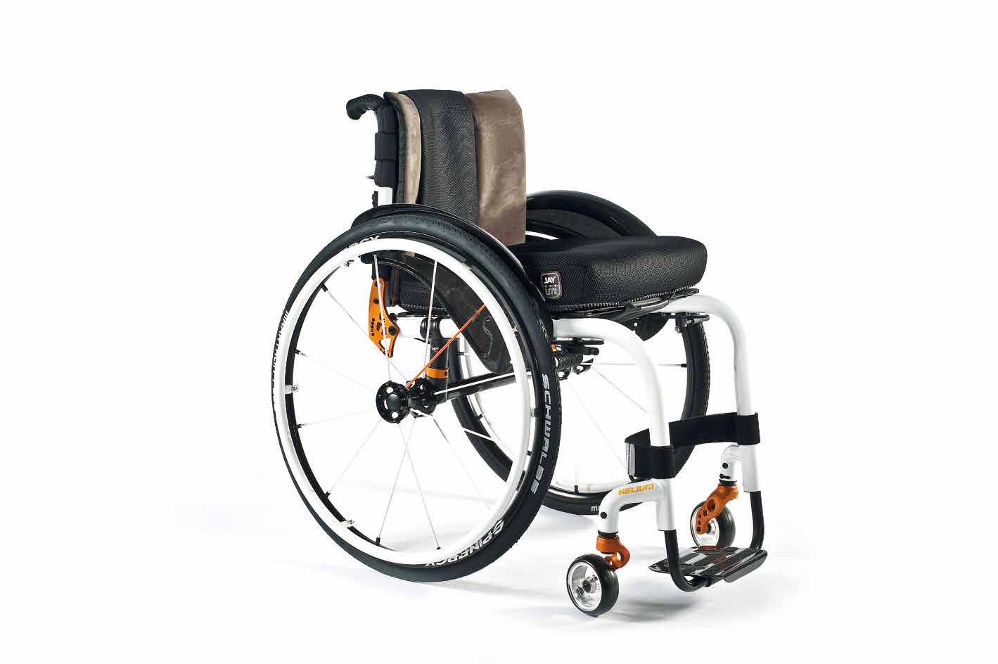 Med Helium lanserades ny teknologi och nya material för att skapa en extremt stark, stabil och lätt rullstol med perfekta köregenskaper.