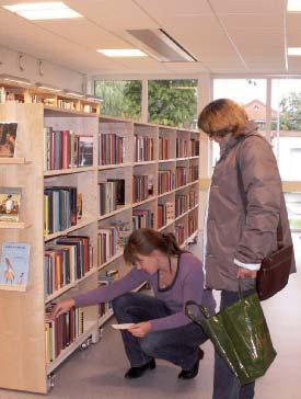 I det tegelröda kulturhuset mitt i Tomelilla ligger huvudbiblioteket. Kommunens tre filialbibliotek ligger i skolorna i Brösarp, Onslunda och Smedstorp.