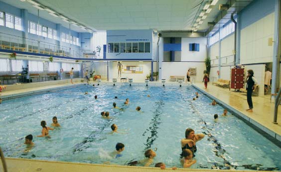 FRITIDSAKTIVITETER BAD Fina möjligheter till bad finns genom kommunens fyra friluftsbad. Eftersom samtliga bad är tempererade kan du bada och lära dig simma i behaglig temperatur.