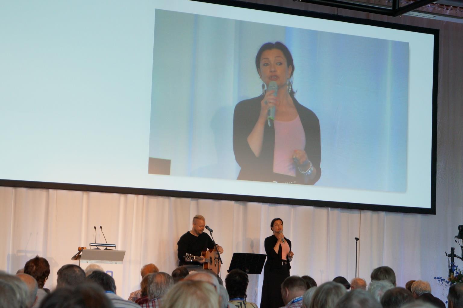 Kongressrapport. Dag 1 Maria Möller inledde kongressen med att imitera kända personer varvat med sång och ackompanjerades av Mikael Blomqvist.