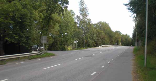 Tullinge strandväg Tullinge strandväg (figur 10, s 14) och Tunnelbacken (figur 11, s 14) är de enda anslutande lokalvägarna på sträckan mellan Hamringevägen och Flottiljvägen.
