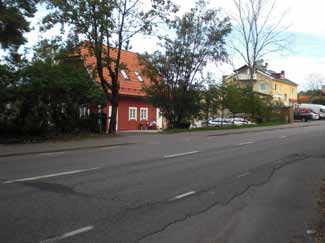 5.1.3 Direktutfarter På sträckan mellan Tullinge Strandväg och Falks backe är de många direktutfarterna från befintliga fastigheter ett stort problem.