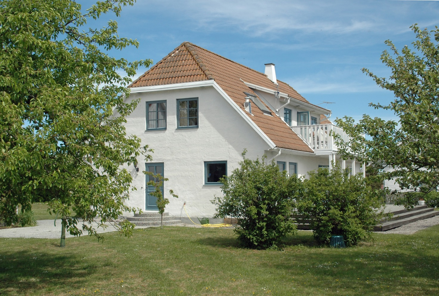 På norra Gotland mellan Kappelshamn och Irevik ca 30 km N Visby ligger Hangvar Tibbles, en klassisk gotlandsgård med mangårdsbyggnad, flygelbyggnad, brygghus, grindstuga, ekonomibyggnader och en