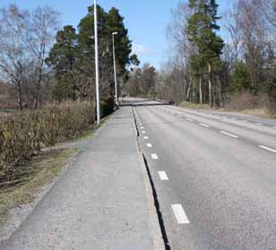 2. Förutsättningar 2.1 Väg- och trafikförhållanden Vägstandard Väg har genom utredningsområdet en vägbredd på cirka 7,5 meter söder om och cirka 9 meter norr om.