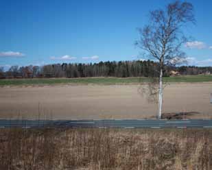 2.2 Markanvändning och naturresurser Befolkning, bebyggelse och näringsliv består av ett 40-tal hushåll, många med direkt utfart mot väg. Väster om ligger köping med knappt 350 invånare (2011).