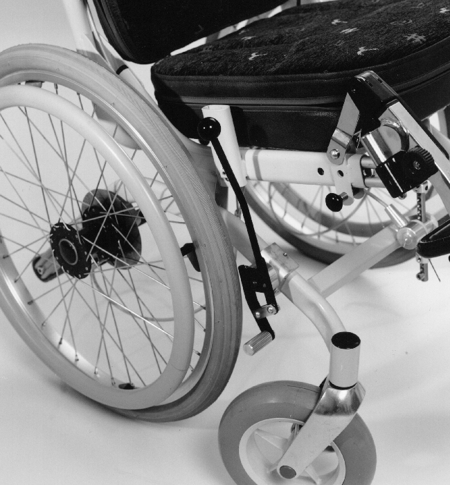 Kombinerad färd- och parkeringsbroms Samtliga modeller är standardmässigt utrustade med en kombinerad färd- och parkeringsbroms, som manövreras av vårdare från rullstolens baksida.