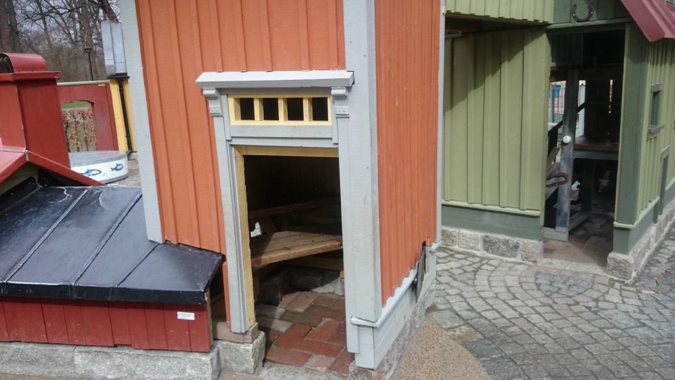 Bussen saknar fotsteg och handtag för att ge stöd och underlätta för barn med rörelsenedsättningar att förflytta sig från hjälpmedel.