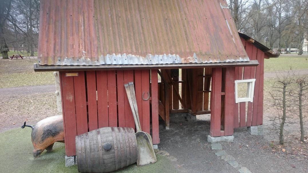 Trösklar hindrar några av husens entréer från att beträdas med hjälpmedel.