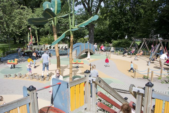 Bild: Widerlöv&co. Översiktligt fotografi av Stadsparken i Uppsala. Nedladdat. Sökord: Stadsparken. (01-05- 16). Stadsparken År 2002 invigdes en tillgänglig lekplats i centrala Uppsala.