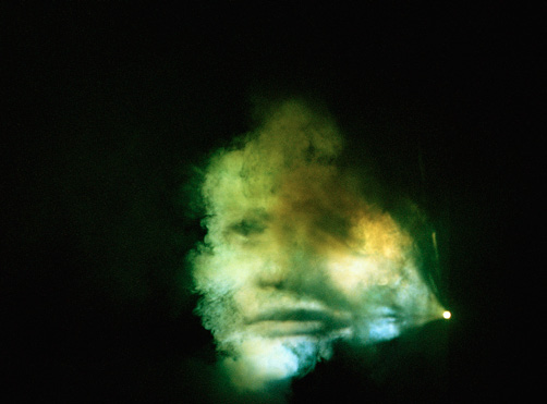 The Influence Machine I samarbete med Accelerator och Stockholms universitet I verket The Influence Machine (2000 2002) använder Tony Oursler landskapet som scen och blandar fragmentariskt tal av