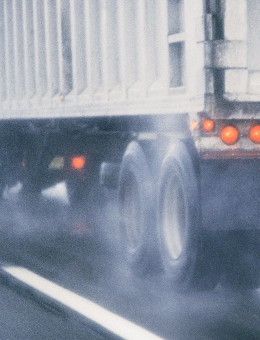 Vägslitageskatt för tunga lastbilar Vägslitageskatt för att den tunga trafiken i högre grad ska kunna bära sina egna kostnader Ökad skatt gör andra