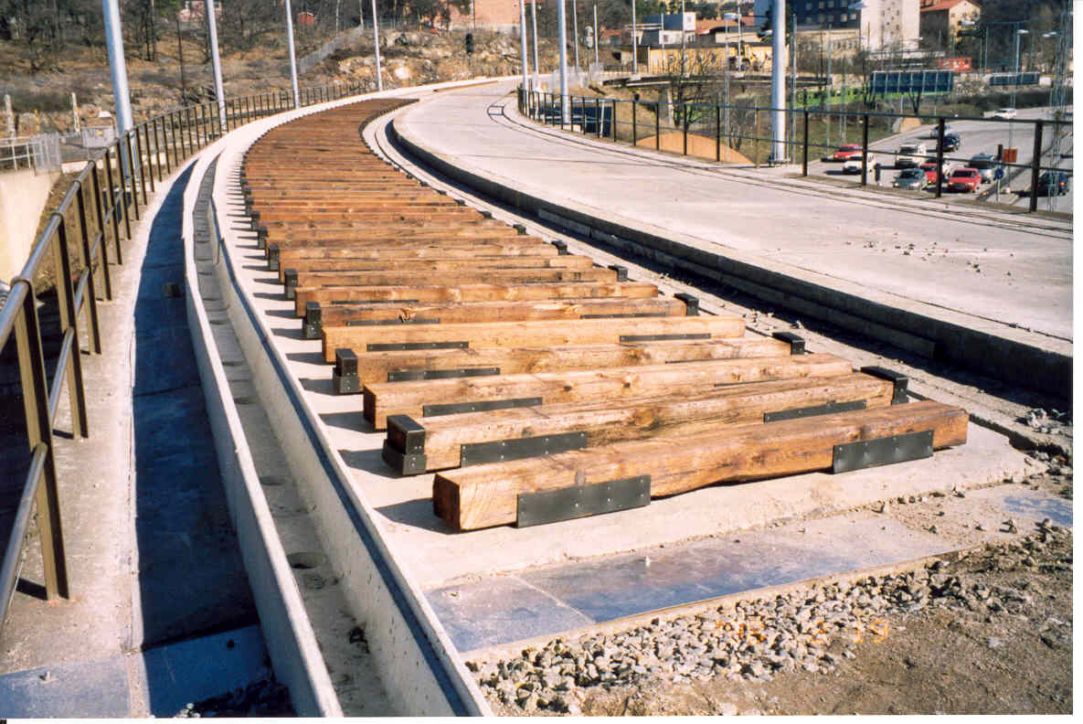Tunnel Stocksund 1995 FC 907 Ballastmatta 25mm. Ca 900m². Mattan försedd med skyddslager och lagd direkt på fin cross.