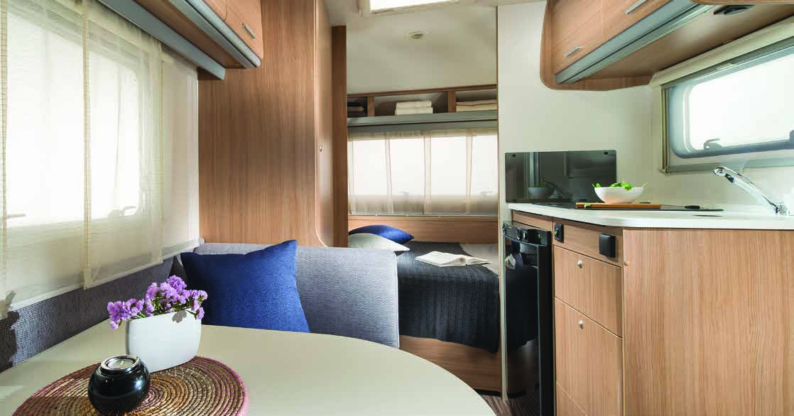 AVIVA Aviva är en smidig husvagn med robust konstruktion och som har en interiör utformad för praktiskt och bekvämt boende.