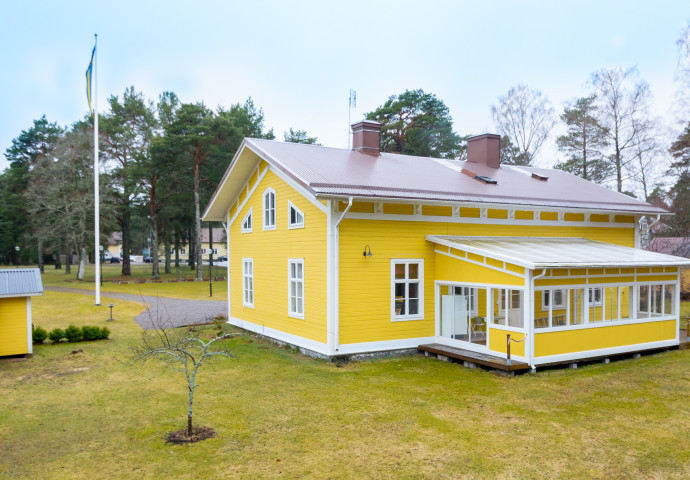 Exteriör Tomten är plan och har äppelträd, bärbuskar m.m. Det finns två förråd, utomhusdusch och flaggstång.