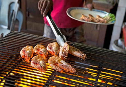 Upplev på egen hand Koh Lanta På Koh Lanta finns något för alla smaker. Här finns fantastiska stränder, frodig regnskog och även restauranger och nöjen, allt erbjuds i en avslappnad stämning.
