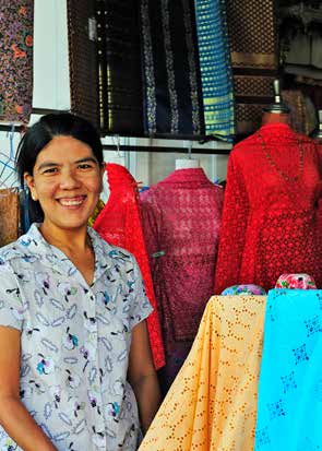 engelska med thailändsk text. Glöm inte att ställa dig upp när kungens sång spelas! Khao Lak I Khao Lak är shoppingutbudet betydligt mindre, men här finns små lokala butiker längs med huvudgatan.